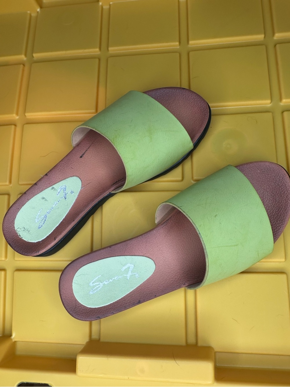 SEVEN 7 Pearl Lime with Black Slide Slippers. Sz. 6 retro EC